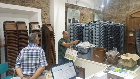 Los vecinos recogen el material del sistema de residuos 'Puerta a puerta'