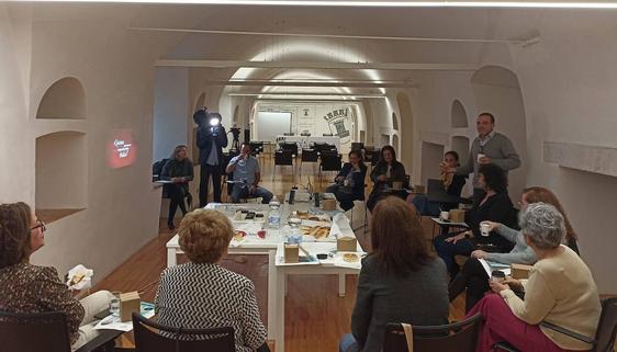 Diez mujeres compartieron la experiencia 'Café Contigo: Acompañar y cuidar hasta el final'