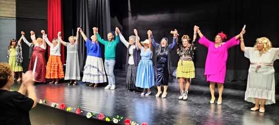 Las artistas del Hogar de Mayores lo dan todo en la Gala Musical 'Fantástica Fiesta'