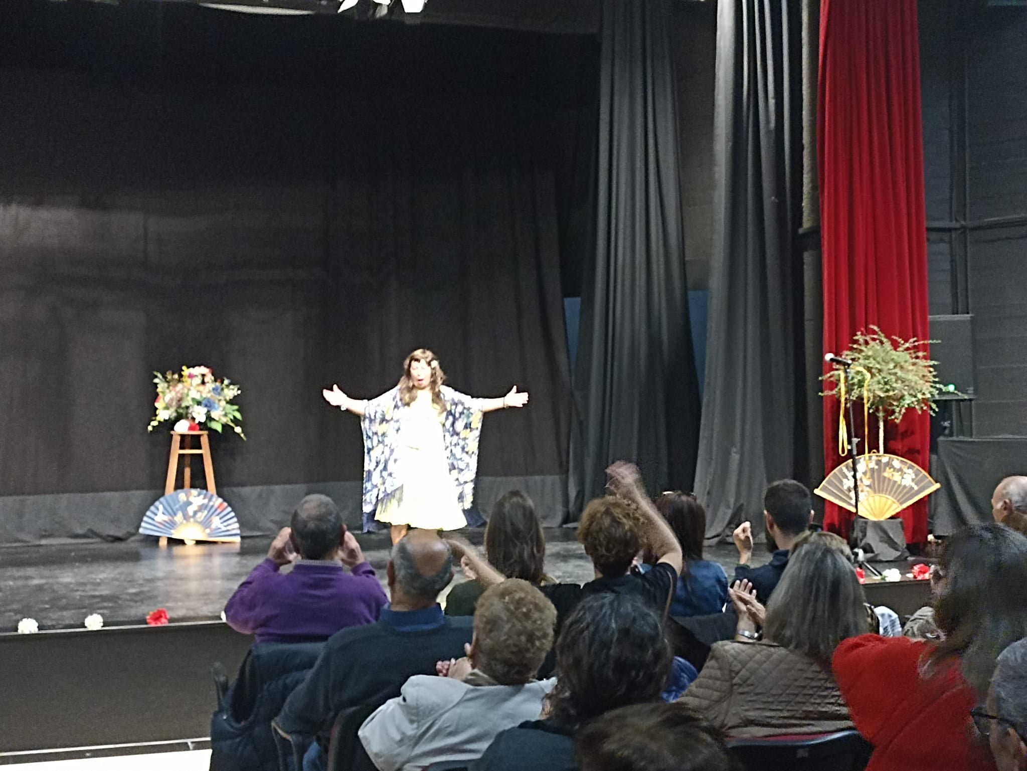 Las artistas del Hogar de Mayores lo dan todo en la Gala Musical 'Fantástica Fiesta'