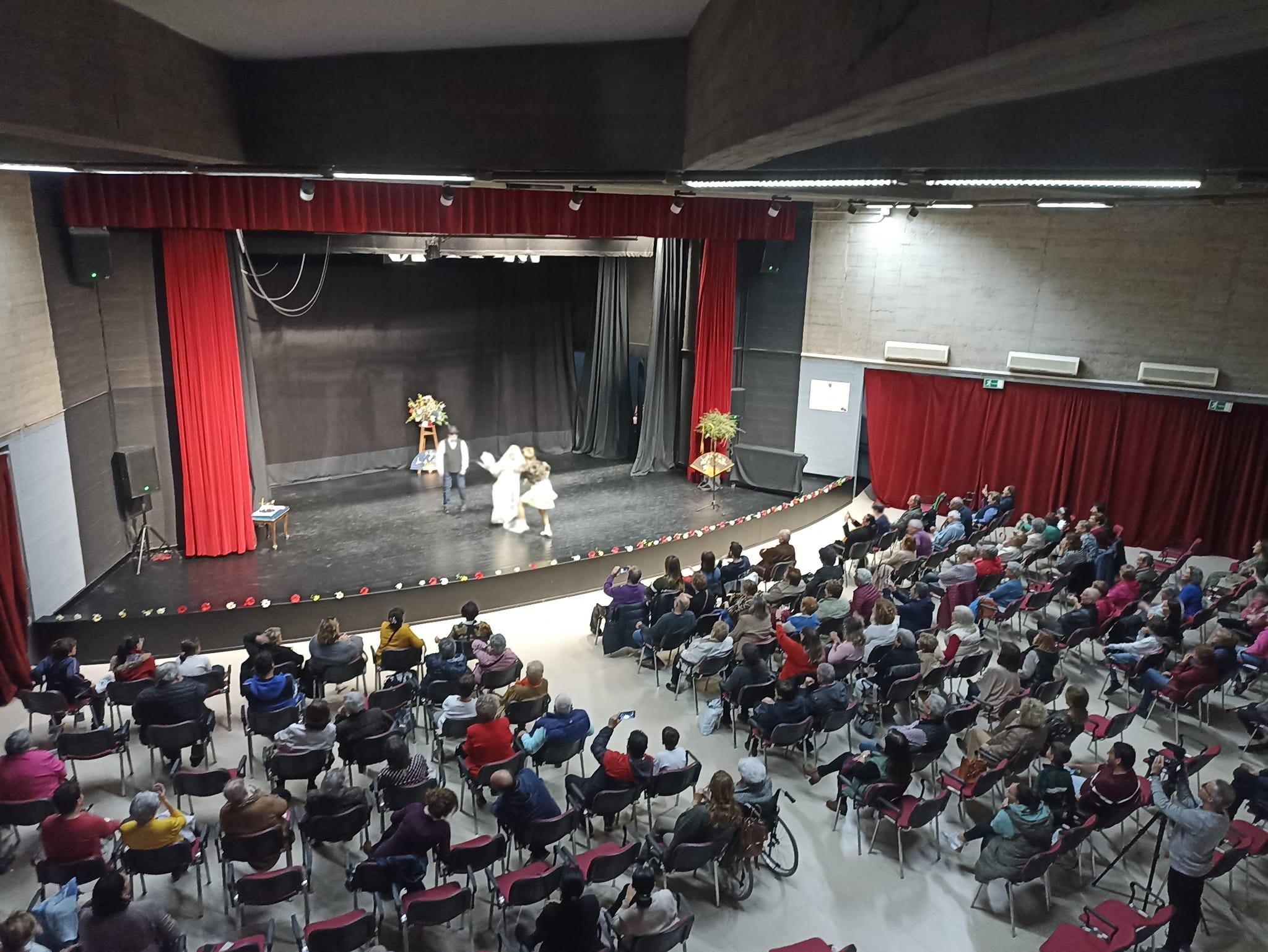 Las artistas del Hogar de Mayores lo dan todo en la Gala Musical 'Fantástica Fiesta'