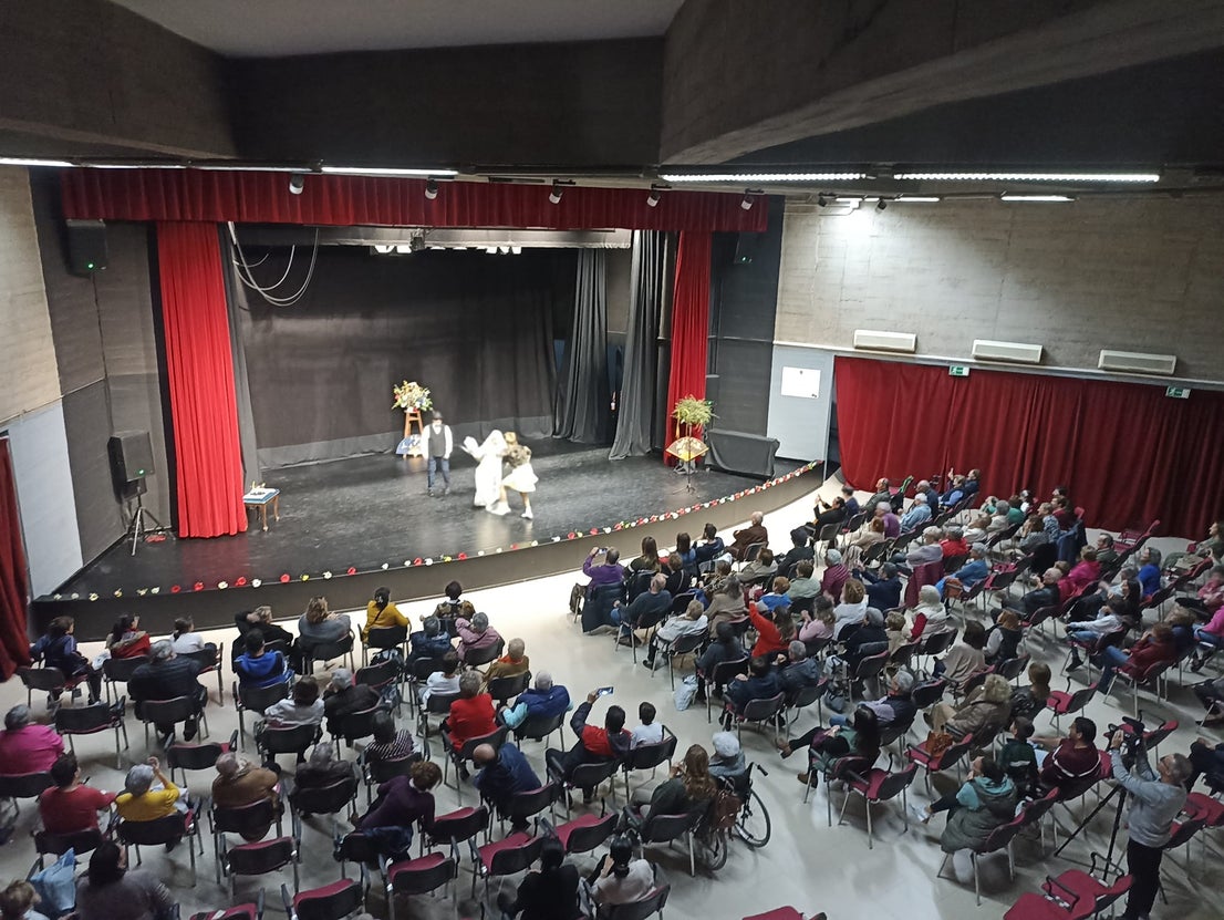 Las artistas del Hogar de Mayores lo dan todo en la Gala Musical 'Fantástica Fiesta'