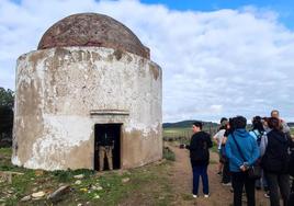 Algunos de los asistentes en la fachada del Meegs.