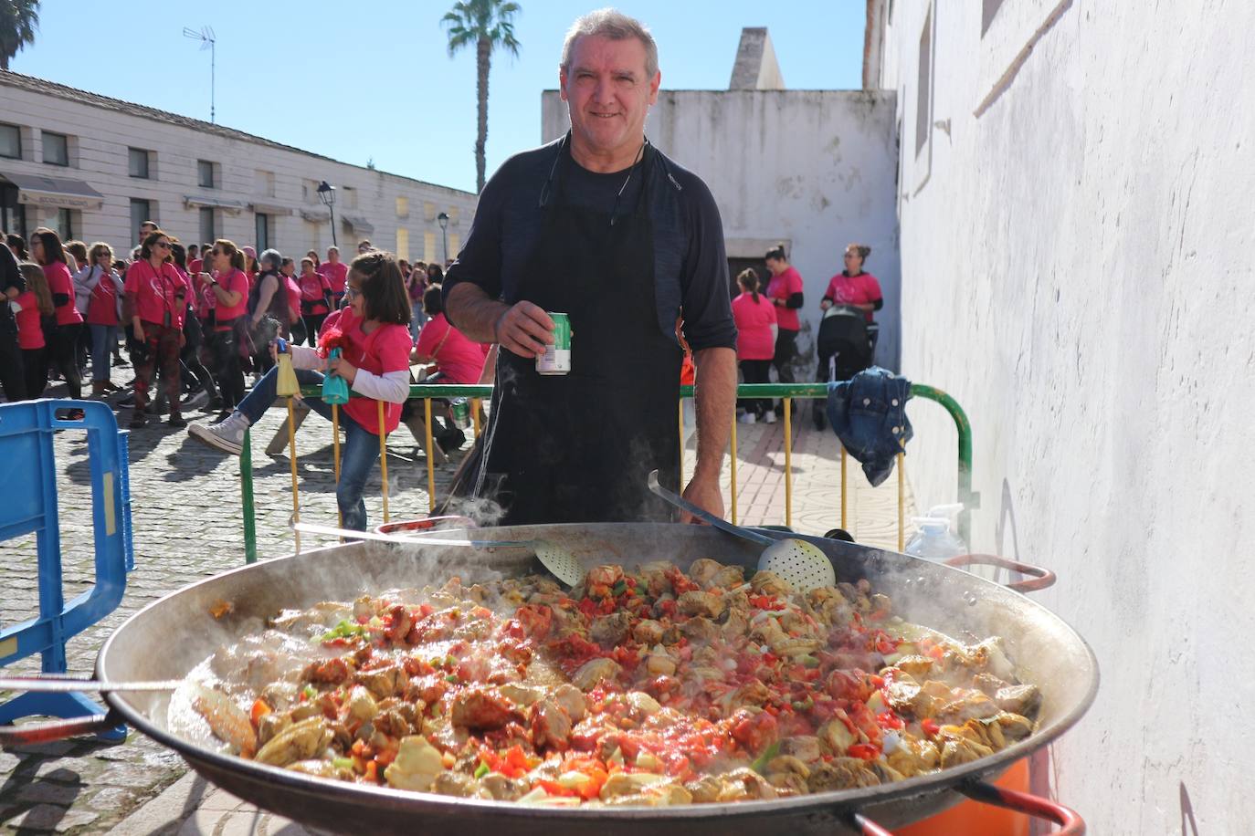 La IX Marcha Solidaria contra el Cáncer de Mama tiñó de rosa las calles oliventinas