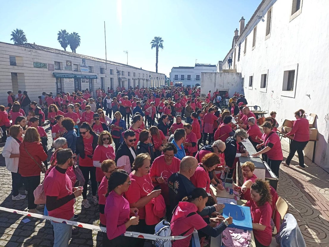 La IX Marcha Solidaria contra el Cáncer de Mama tiñó de rosa las calles oliventinas