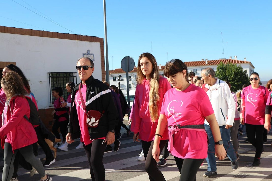 La IX Marcha Solidaria contra el Cáncer de Mama tiñó de rosa las calles oliventinas