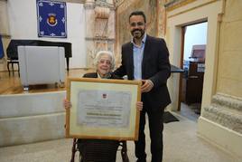 Fernanda Blasco sujeta feliz su título.