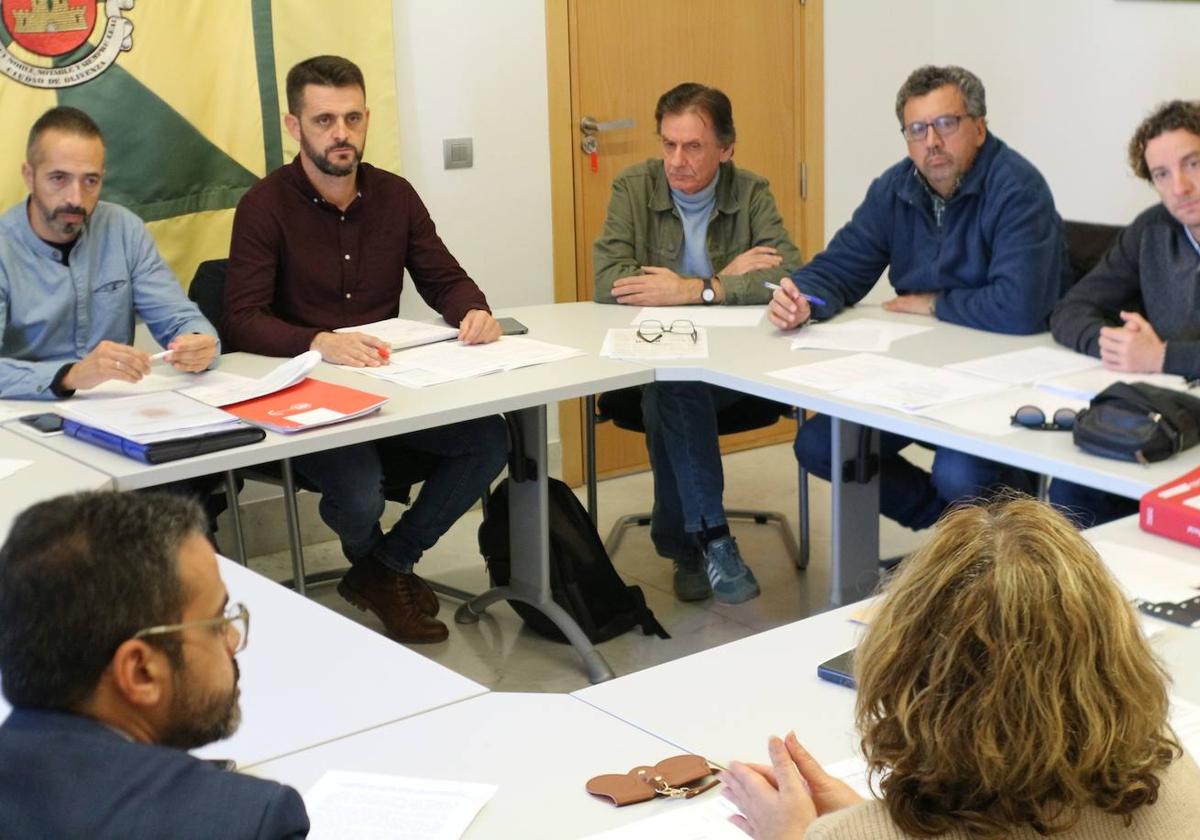 Asistentes a la reunión de la mesa de negociación.