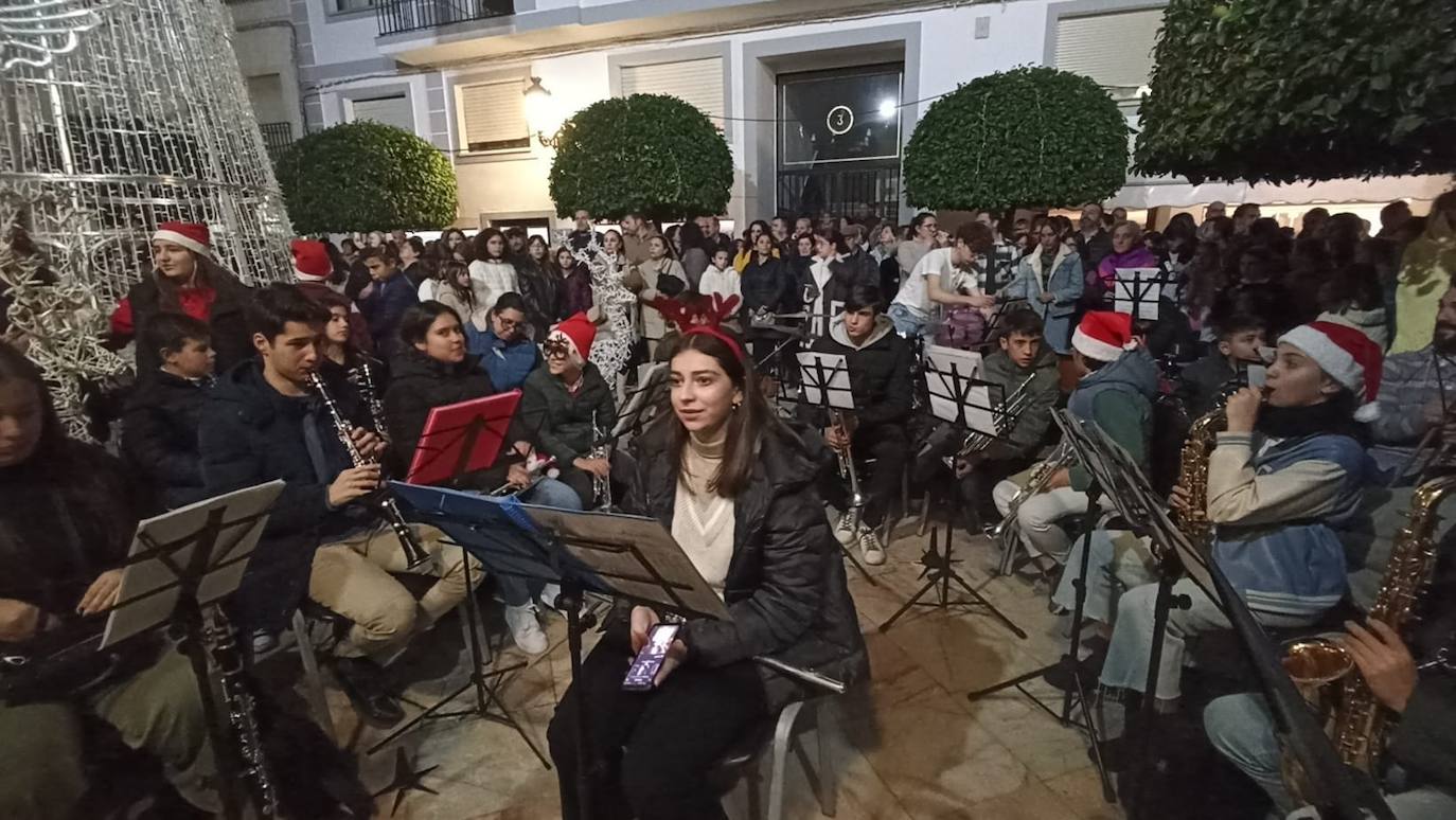 La magia de las luces de Navidad llegó entre música, bailes y nieve