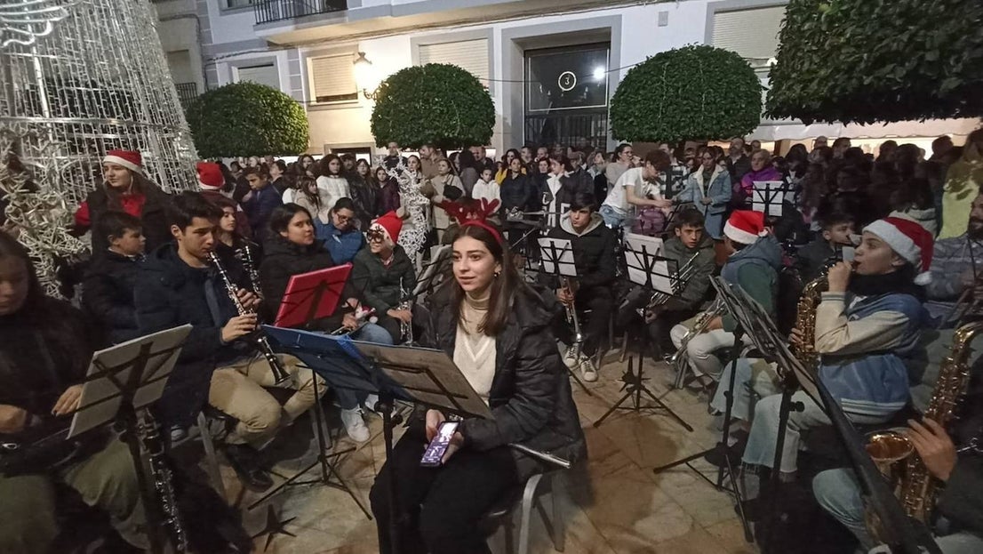 La magia de las luces de Navidad llegó entre música, bailes y nieve