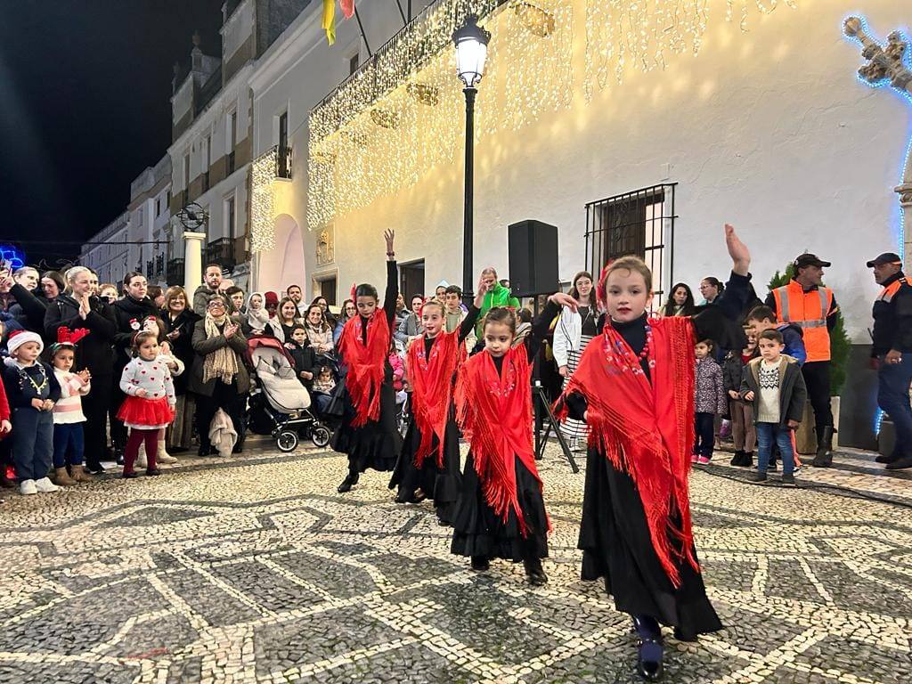 La magia de las luces de Navidad llegó entre música, bailes y nieve