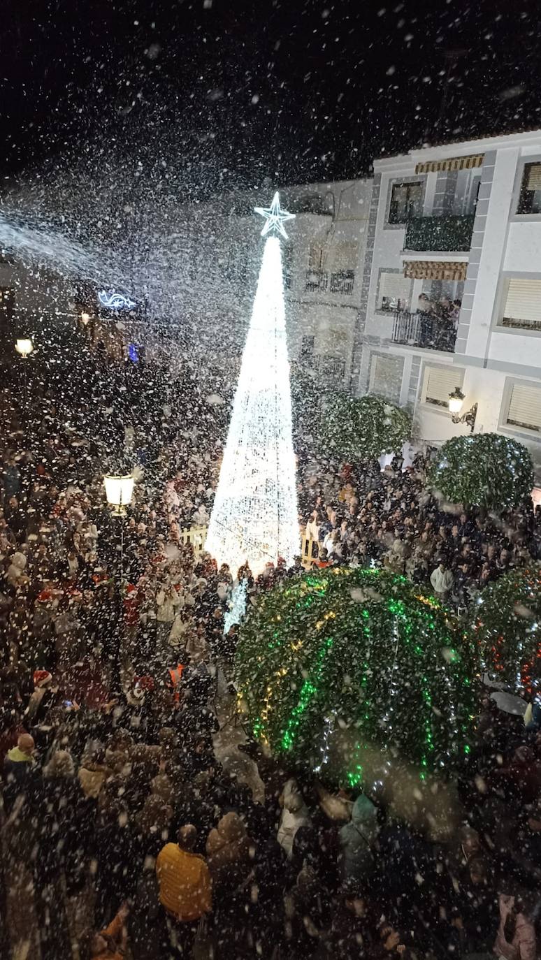 La magia de las luces de Navidad llegó entre música, bailes y nieve