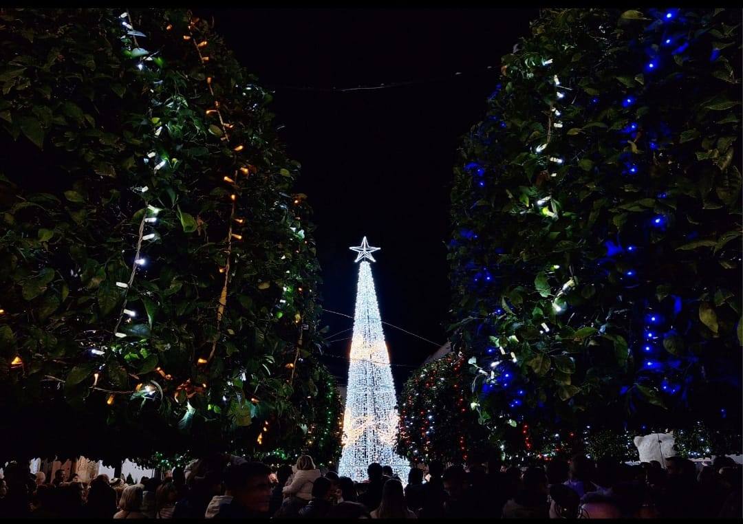 La magia de las luces de Navidad llegó entre música, bailes y nieve