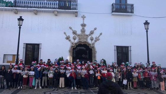 Alumnos de 3º de Primaria recorrieron el casco antiguo cantando villancicos