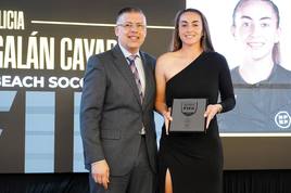 Momento en el que recoge su escarapela.