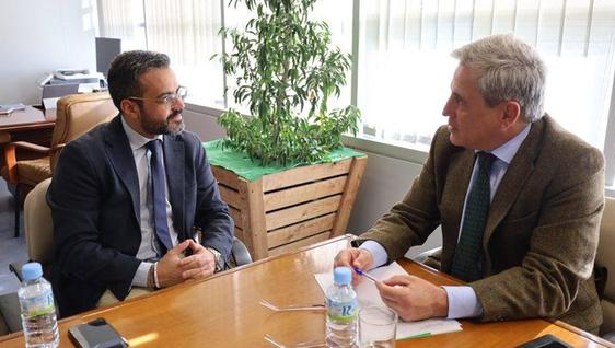 El alcalde solicita al gobierno regional mejoras en infraestructuras rurales y apoyo para la Feria del Toro