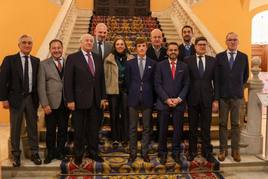 El regidor posó con los asistentes a la presentación.