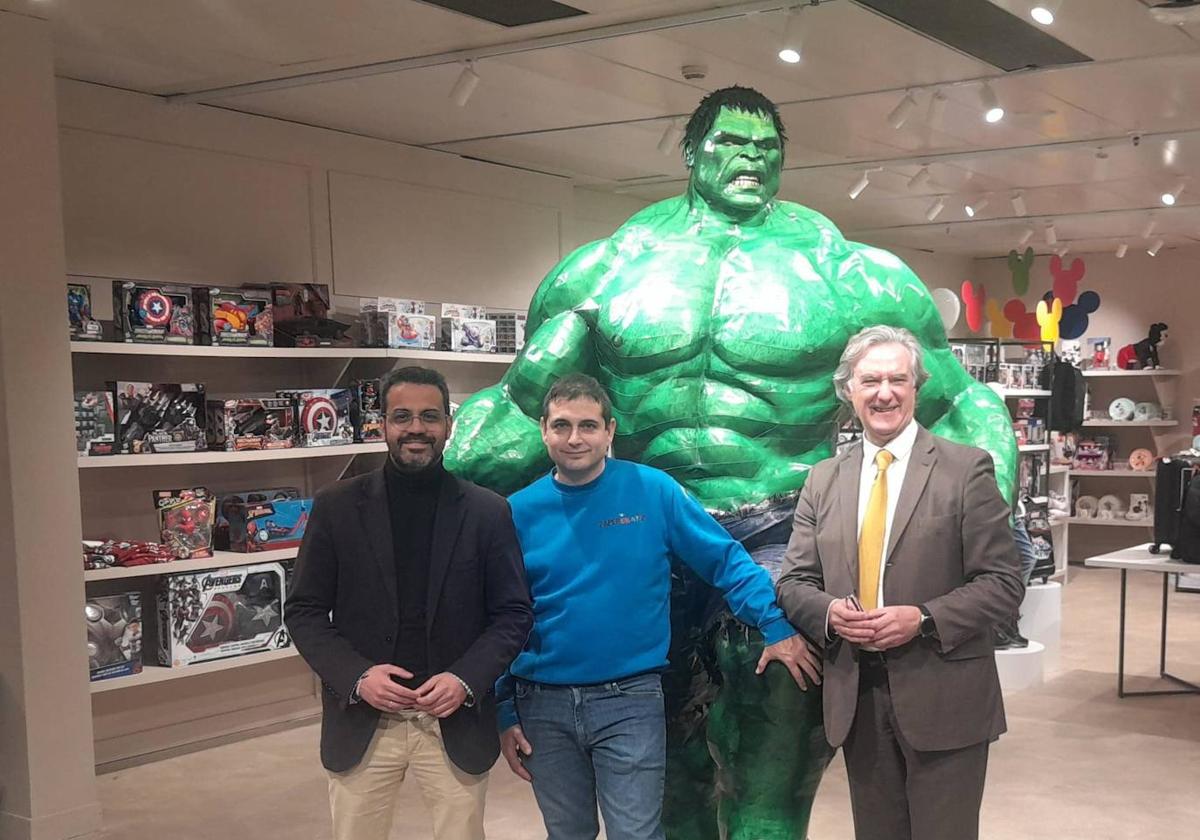 El regidor y el artista del museo junto a la figura de Hulk.