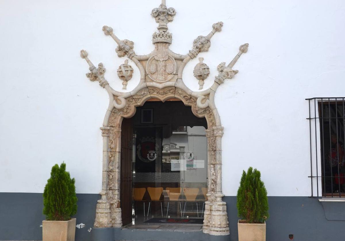 La Puerta Manuelina del Ayuntamiento ilustra el stand de la Junta de Extremadura.