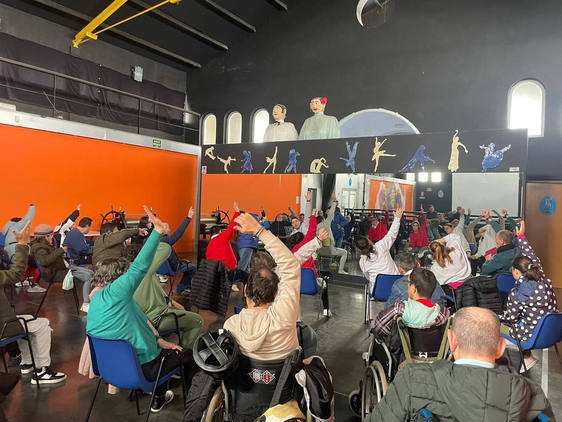 Los usuarios de Plena Inclusión Olivenza practican zumba sentados en el ECJ