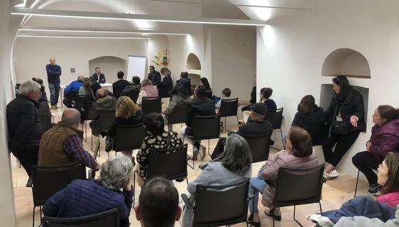 Las comunidades de vecinos de Olivenza se reúnen con el regidor para tratar sobre el 'Puerta a Puerta'