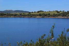 Pantano de Alqueva a su paso por VIllanueva del Fresno.