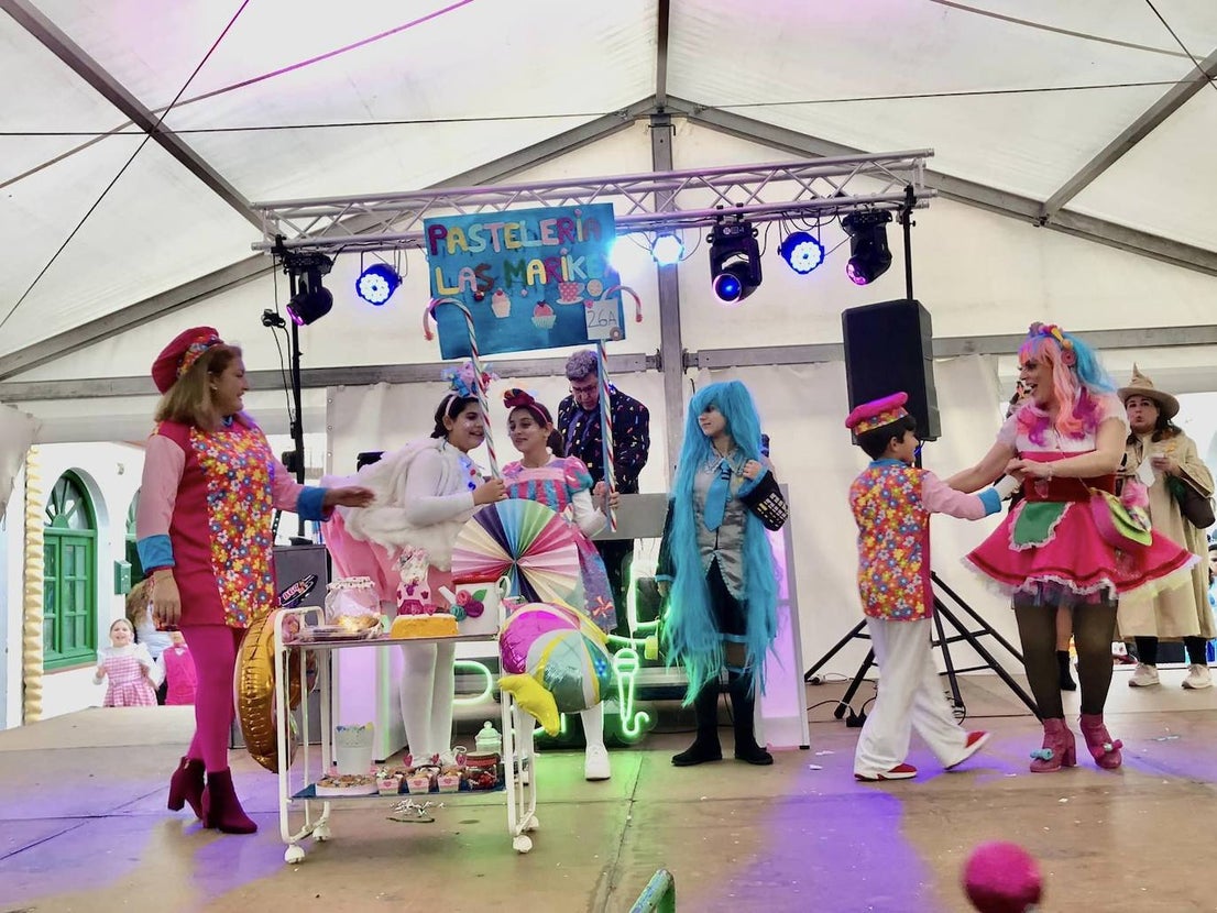 Los carnavaleros inundaron de color, ritmo y alegría las calles de Olivenza