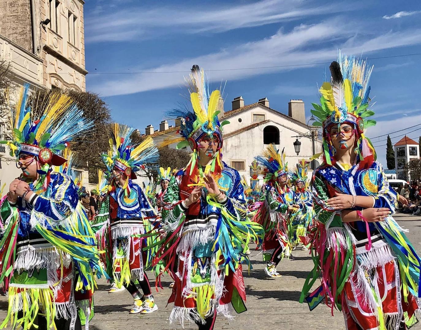 Los carnavaleros inundaron de color, ritmo y alegría las calles de Olivenza