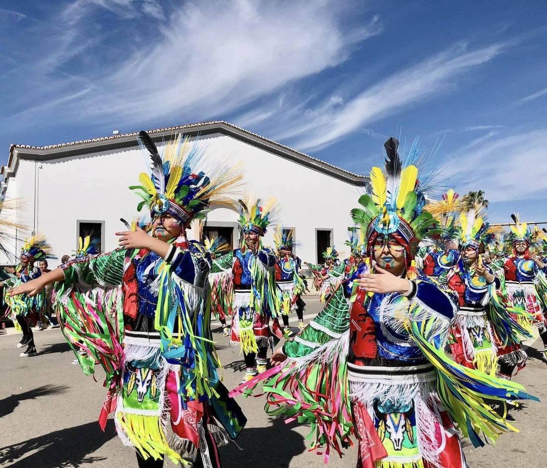 Los carnavaleros inundaron de color, ritmo y alegría las calles de Olivenza