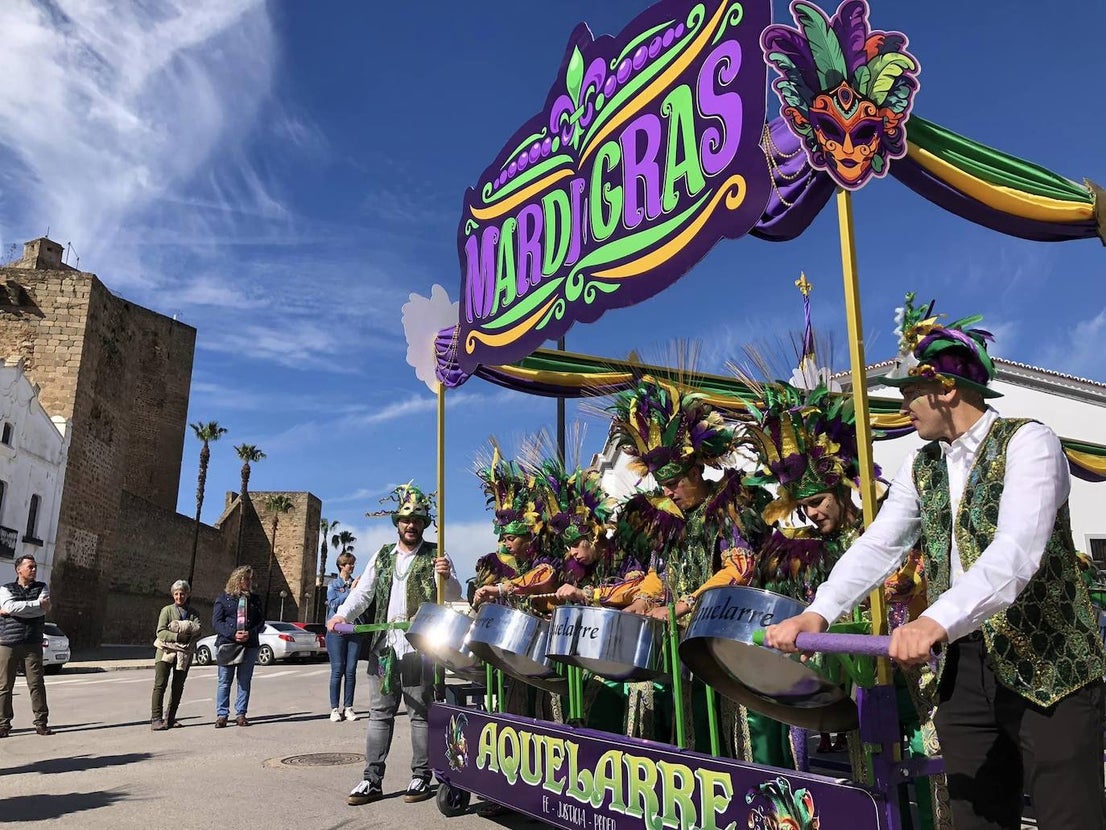 Los carnavaleros inundaron de color, ritmo y alegría las calles de Olivenza