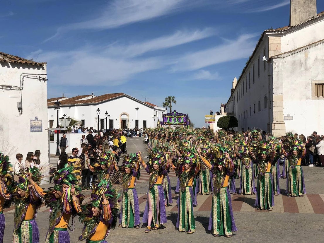 Los carnavaleros inundaron de color, ritmo y alegría las calles de Olivenza