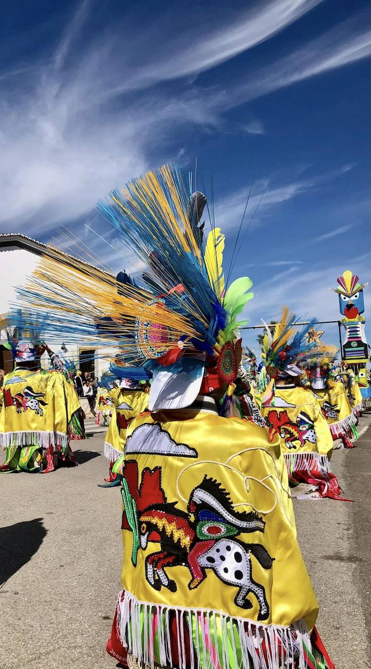 Los carnavaleros inundaron de color, ritmo y alegría las calles de Olivenza