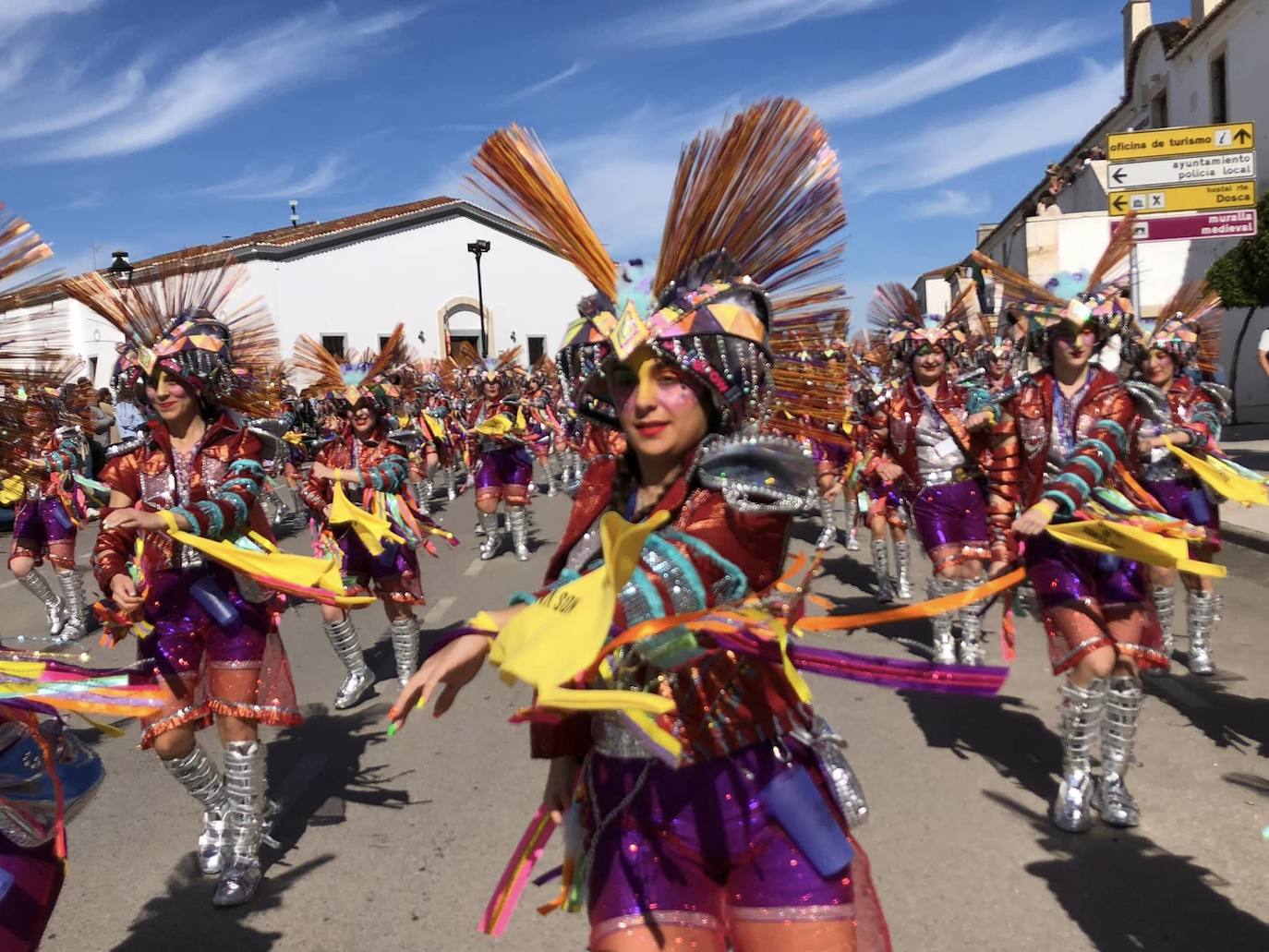 Los carnavaleros inundaron de color, ritmo y alegría las calles de Olivenza
