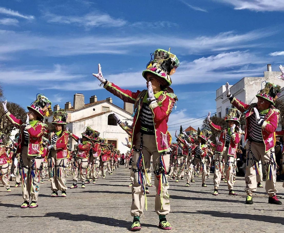 Los carnavaleros inundaron de color, ritmo y alegría las calles de Olivenza