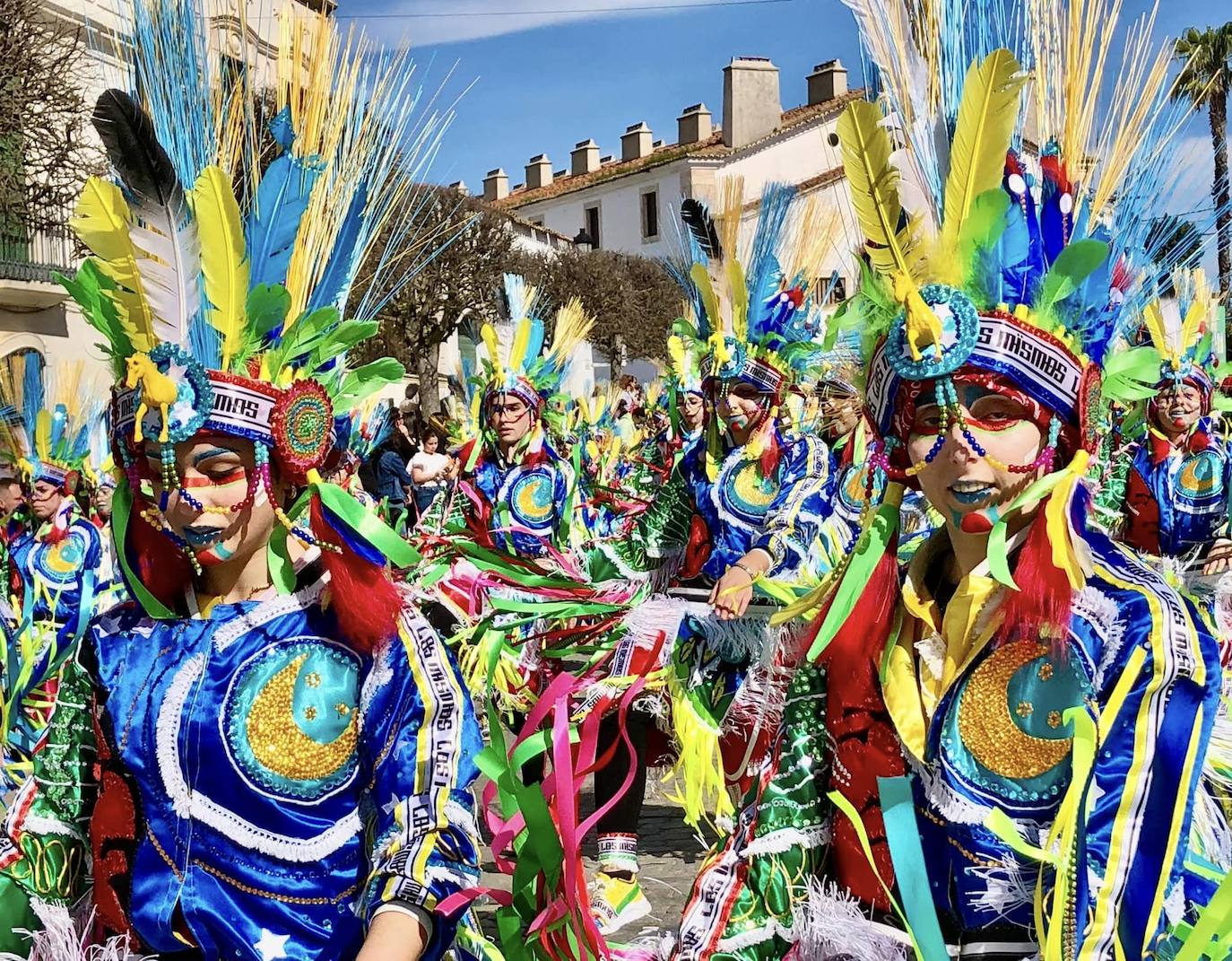 Los carnavaleros inundaron de color, ritmo y alegría las calles de Olivenza