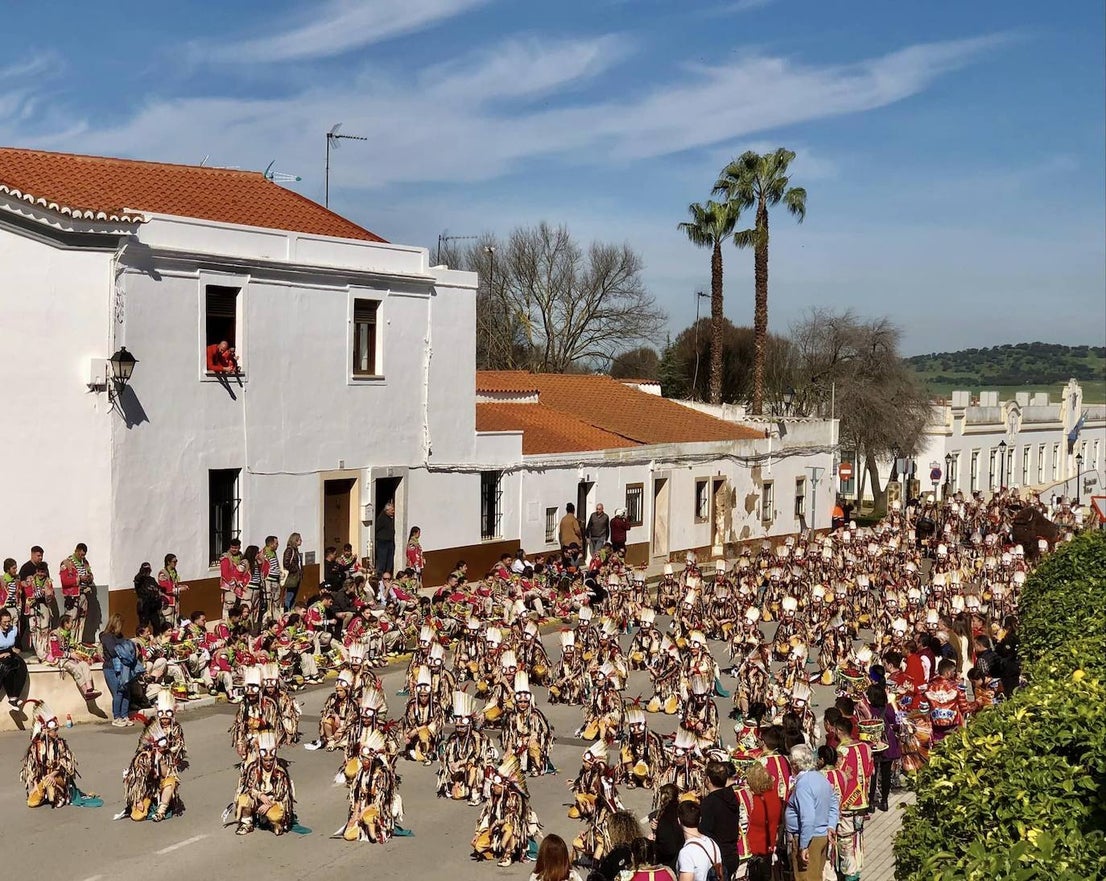 Los carnavaleros inundaron de color, ritmo y alegría las calles de Olivenza