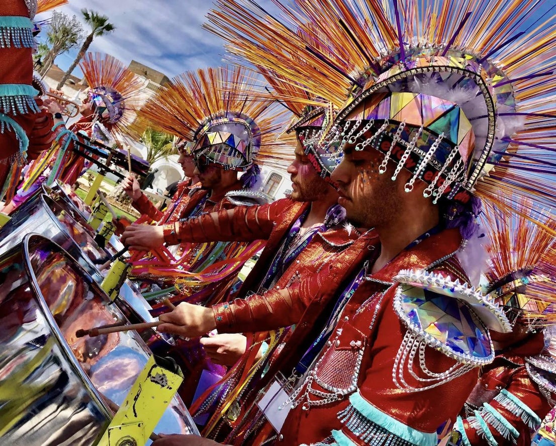 Los carnavaleros inundaron de color, ritmo y alegría las calles de Olivenza