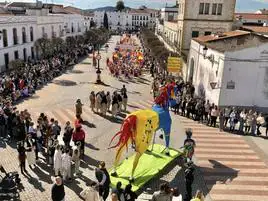 Los carnavaleros inundaron de color, ritmo y alegría las calles de Olivenza