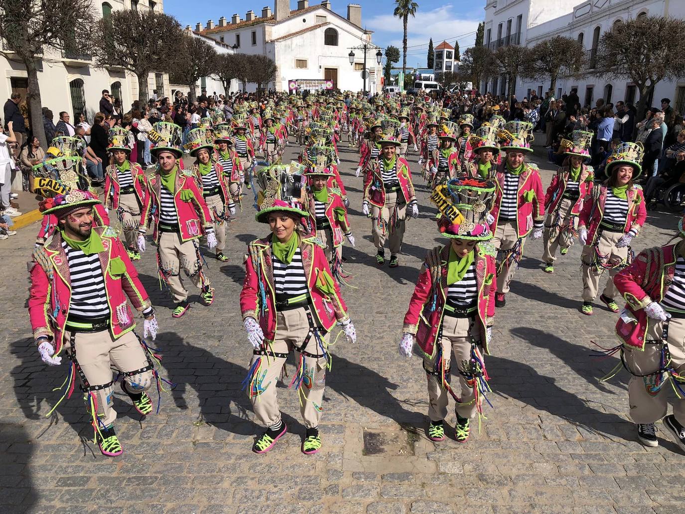 Los carnavaleros inundaron de color, ritmo y alegría las calles de Olivenza