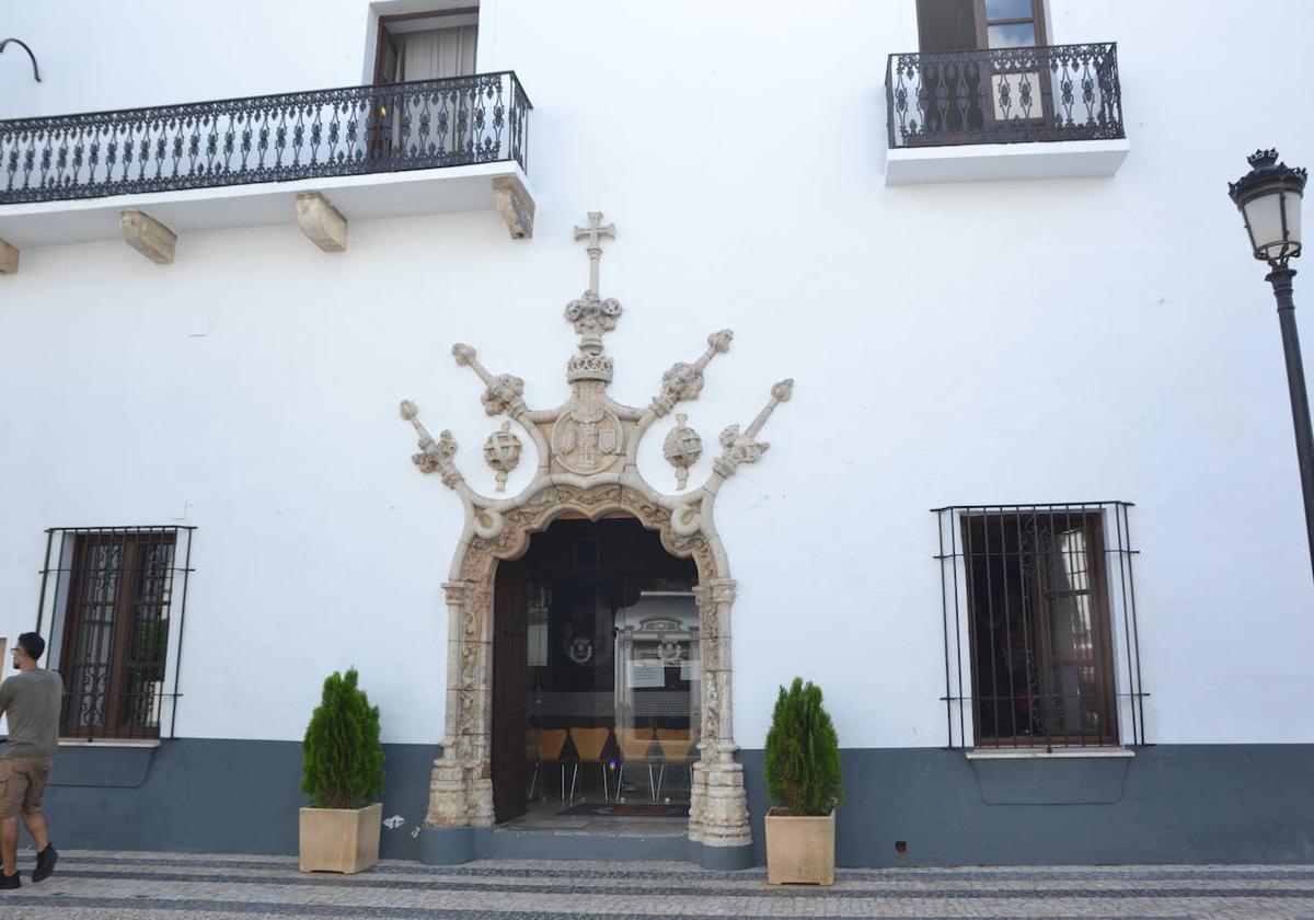 El Ayuntamiento creará varias bolsas de empleo para oficial mantenedor de piscina, socorrista acuático y ayudante mantenedor