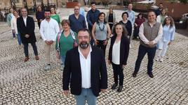 Miguel Ángel Serrano al frente con chaqueta negra.