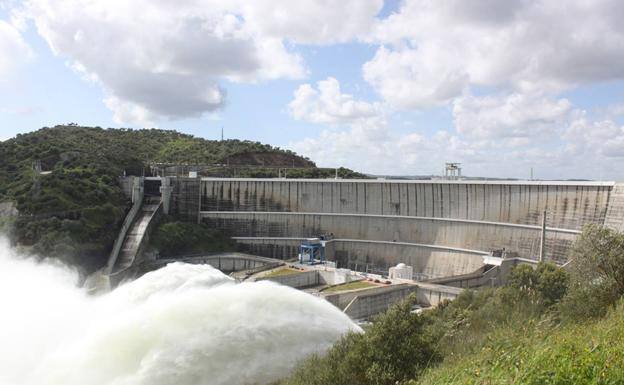 Presa de Alqueva en 2013 desembalsando. Tiene 90 metros de alto y 458 de ancho.