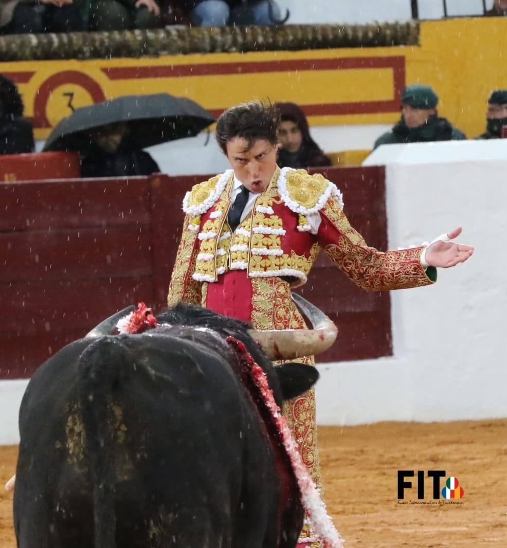 Olivenza volvió a vibrar con los toros a pesar de la lluvia inicial