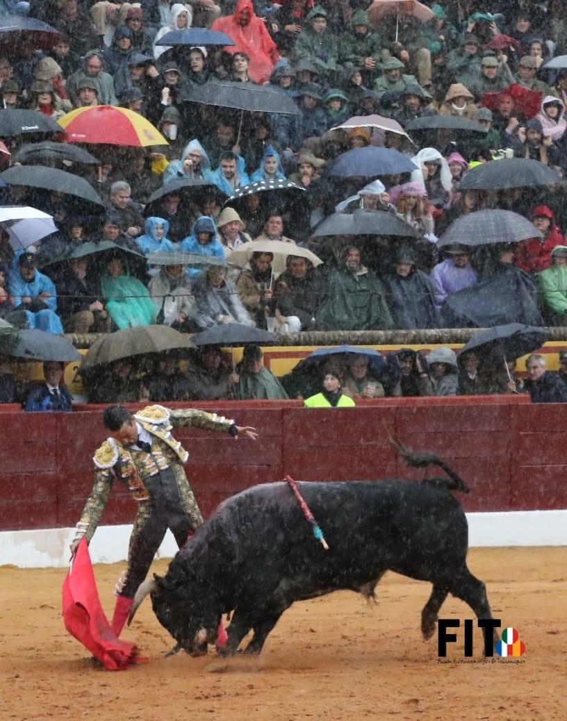 Olivenza volvió a vibrar con los toros a pesar de la lluvia inicial