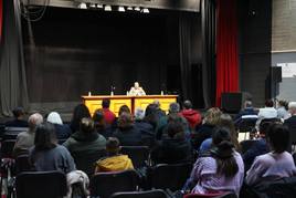 Vecinos afectados por los cortes en la reunión mantenida.