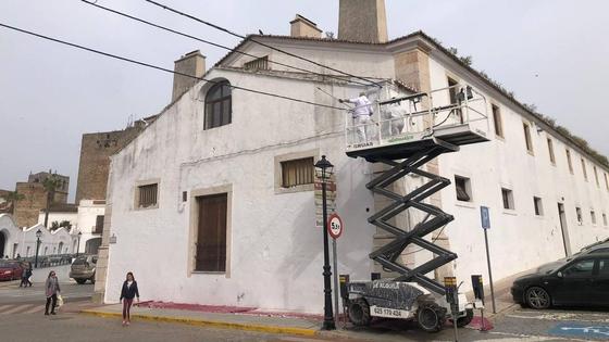 Comienza la campaña de pintura en edificios públicos de Olivenza y pedanías