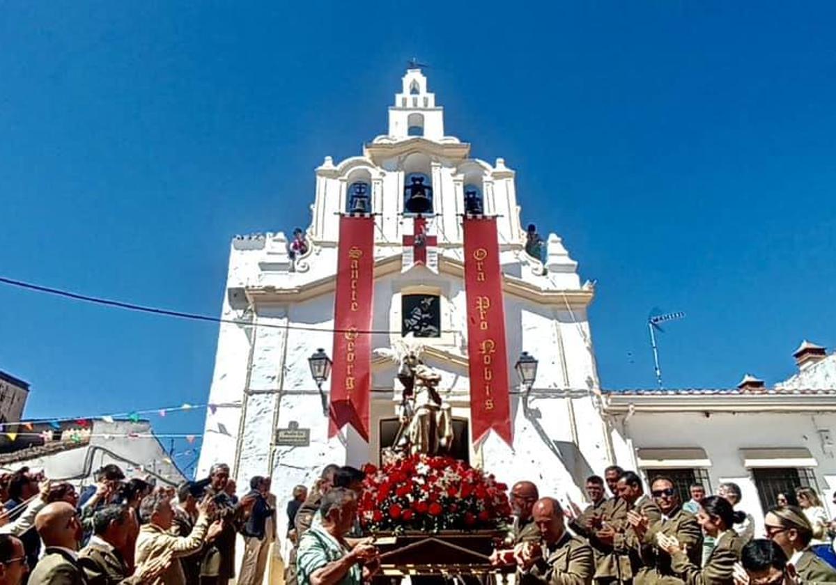El patrón fue sacado en procesión tras la misa.