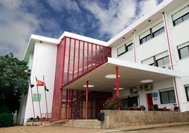 Fachada del IES Puente Ajuda.