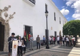 La conmemoración se desarrolló en la fachada del Ayuntamiento.