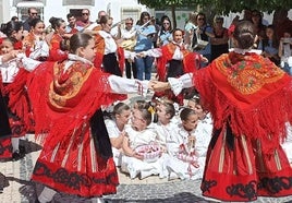 Niñas bailando en La Maya, imagen de archivo.